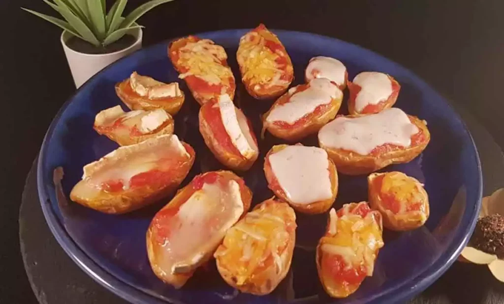 Guarnición de patatas con tomate y queso en freidora de aire